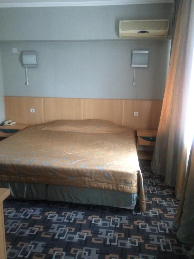 Berkana Hotel Алма Ата Екстериор снимка